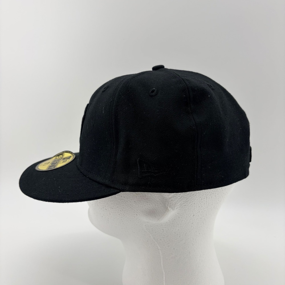 New Era 59FIFTY New York Yankees Fitted Hat Size 7 1/4 Blackout MLB Cap Black - Picture 2 of 6